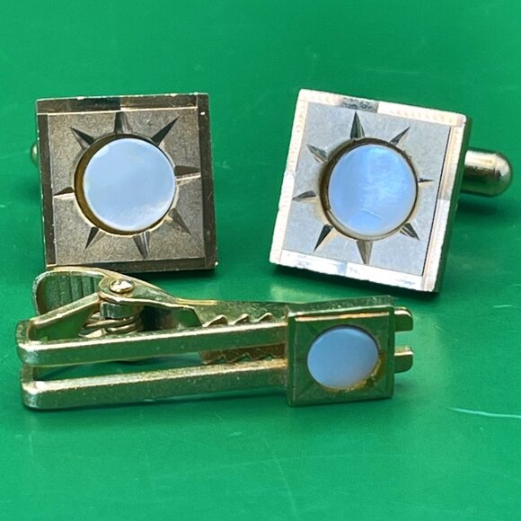 VTG Di Gino Cufflinks Tie Bar Set Gold Tone Mother of Pearl Sunburst Mid Century - Picture 1 of 12
